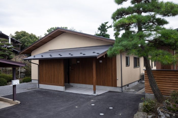 天窓が明るく照らす平屋の家