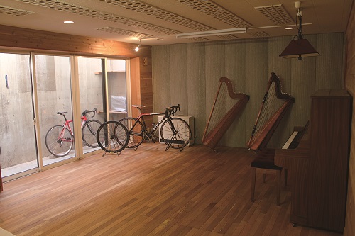 地下に趣味部屋がある家